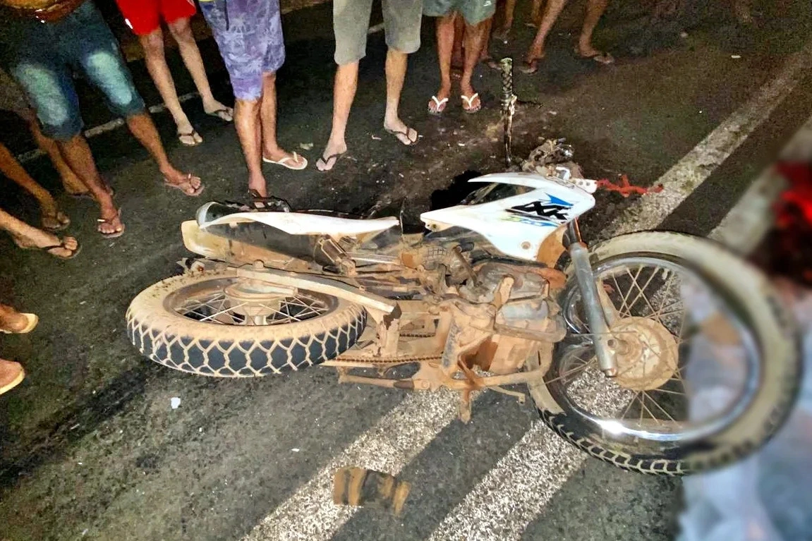 Motociclista morre após colidir contra caminhão-pipa