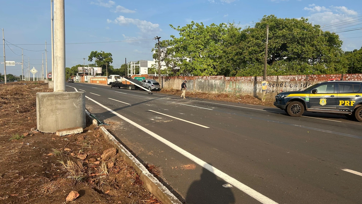 Motorista dorme e colide com poste na BR-343 em Teresina
