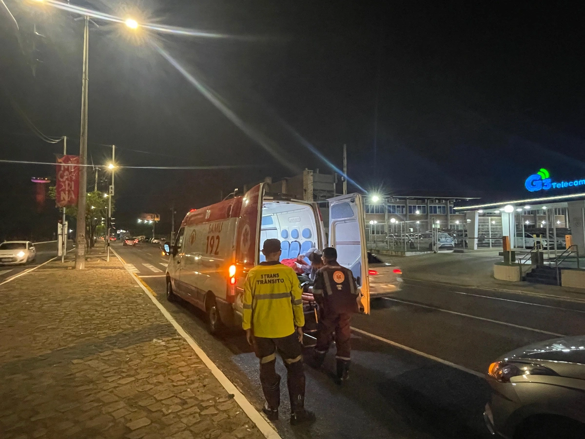 Mulher sofre acidente de moto ao voltar do trabalho em avenida de Teresina
