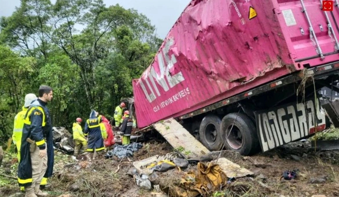 Nove pessoas de equipe de remo morre em acidente com carreta no Paraná