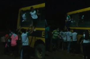 Ônibus quebra e alunos de Monsenhor Gil são obrigados a sair pelas janelas (Foto: Reprodução)