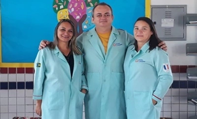 Professor Gideão ao centro