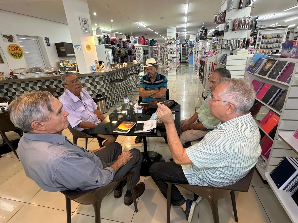 Professores se reúnem duas vezes por semana no Espaço Literário, na Livraria Anchieta