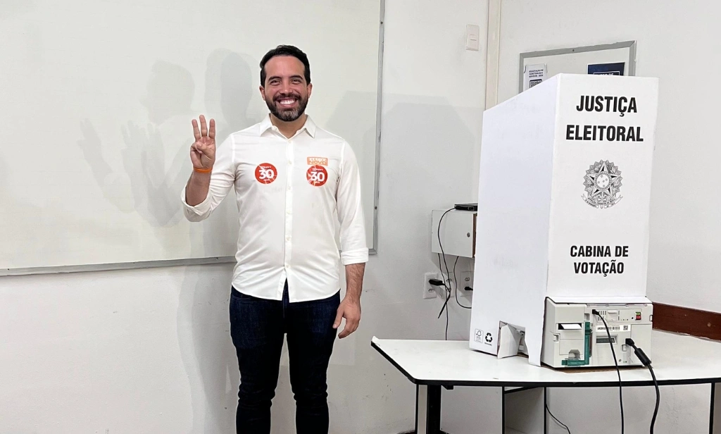 Tonny Kerley vota na zona Sul de Teresina e aponta sentimento de trabalho cumprido