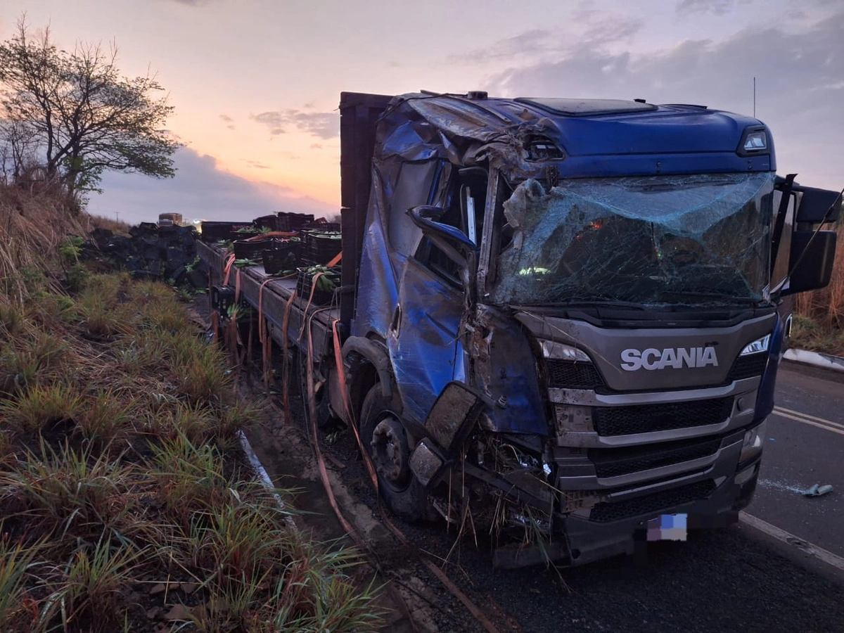 Valença do Piauí: carreta capota na BR-316 e motorista fica gravemente ferido