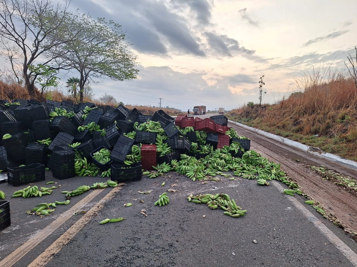 Valença do Piauí: carreta capota na BR-316 e motorista fica gravemente ferido