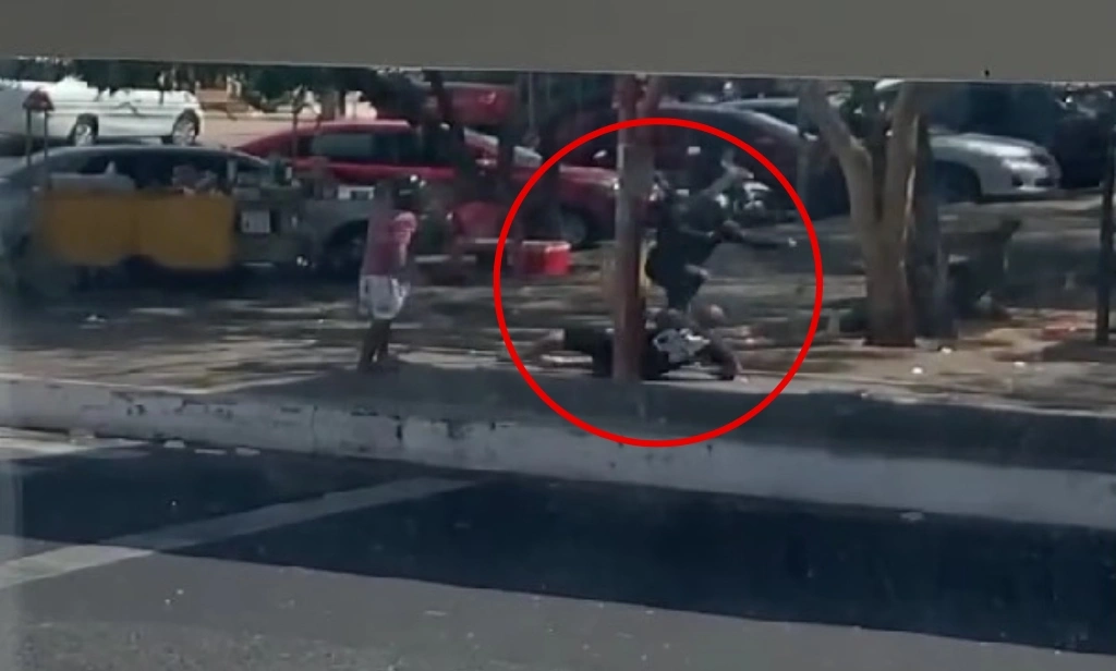 Dupla de criminosos espanca trabalhador durante assalto no Centro de Teresina