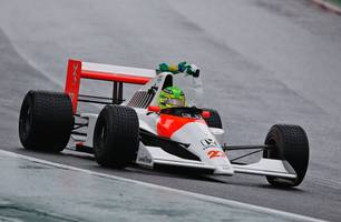 Em tributo a Senna, Lewis Hamilton emociona fãs em Interlagos com McLaren de 1990 (Foto: Reprodução/Fórmula 1)