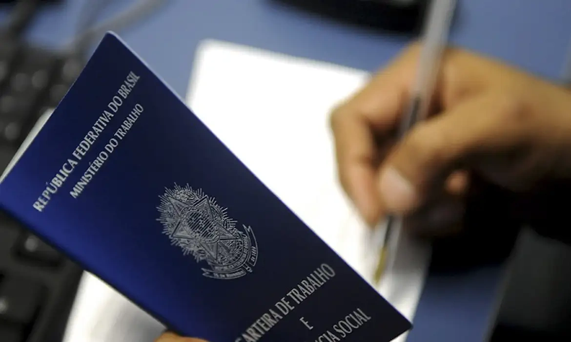 Empregos com carteira assinada e informais batem recordes no Brasil