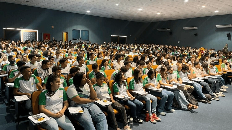 ENEM: estudantes da rede estadual participam de revisão para segundo dia de provas