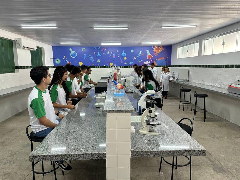 Governador inaugura reforma e modernização de escola na zona Sul de Teresina