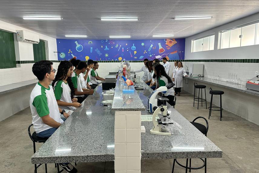 Governador inaugura reforma e modernização de escola na zona Sul de Teresina Governador inaugura reforma e modernização de escola na zona Sul de Teresina
