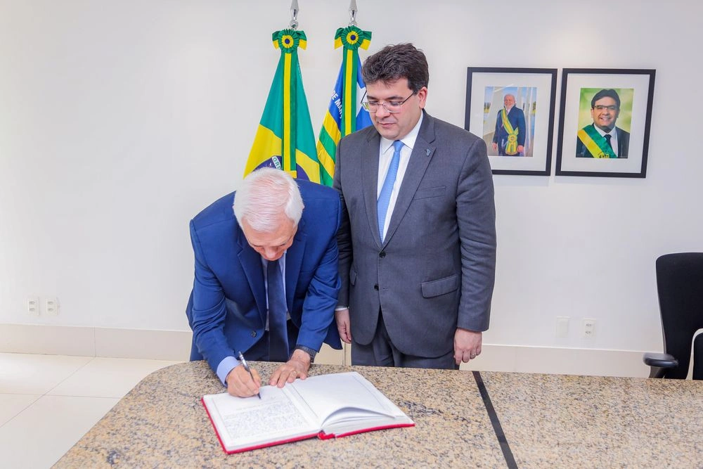 Governador Rafael Fonteles transmite cargo para cumprir missão oficial em Portugal
