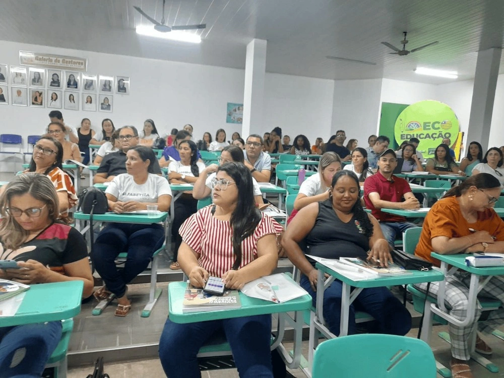 Mais de 600 professores e monitores do Alfabetiza Piauí participam de formação continuada nas Gerências Regionais