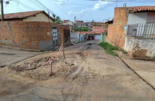 Moradores denunciam 'buraqueira' feita pela Águas de Teresina na zona Norte (Foto: James Rodrigues/Conecta Piauí)