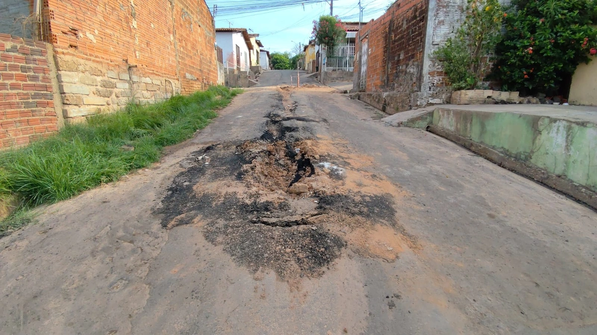 Moradores denunciam 'buraqueira' feita pela Águas de Teresina na zona Norte