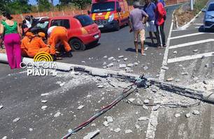 Mulher perde controle de carro e bate em poste na BR-316 em Teresina (Foto: Conecta Piauí)