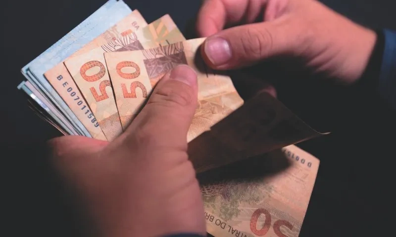 Oito em cada dez teresinenses devem usar 13º para sair do endividamento