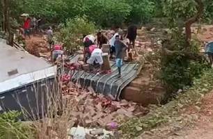 Populares saqueiam carreta que tombou na zona rural de Timon (Foto: Reprodução)