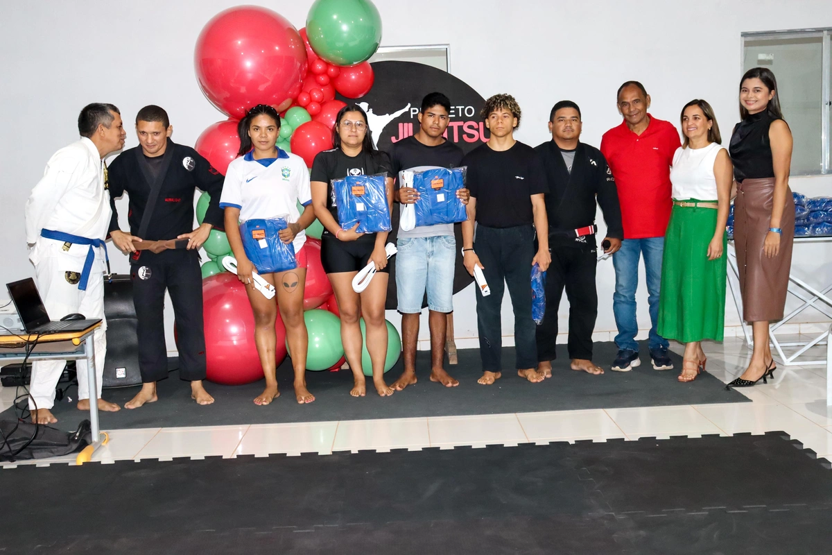Prefeitura de Baixa Grande do Ribeiro entrega kimonos à alunos da rede municipal