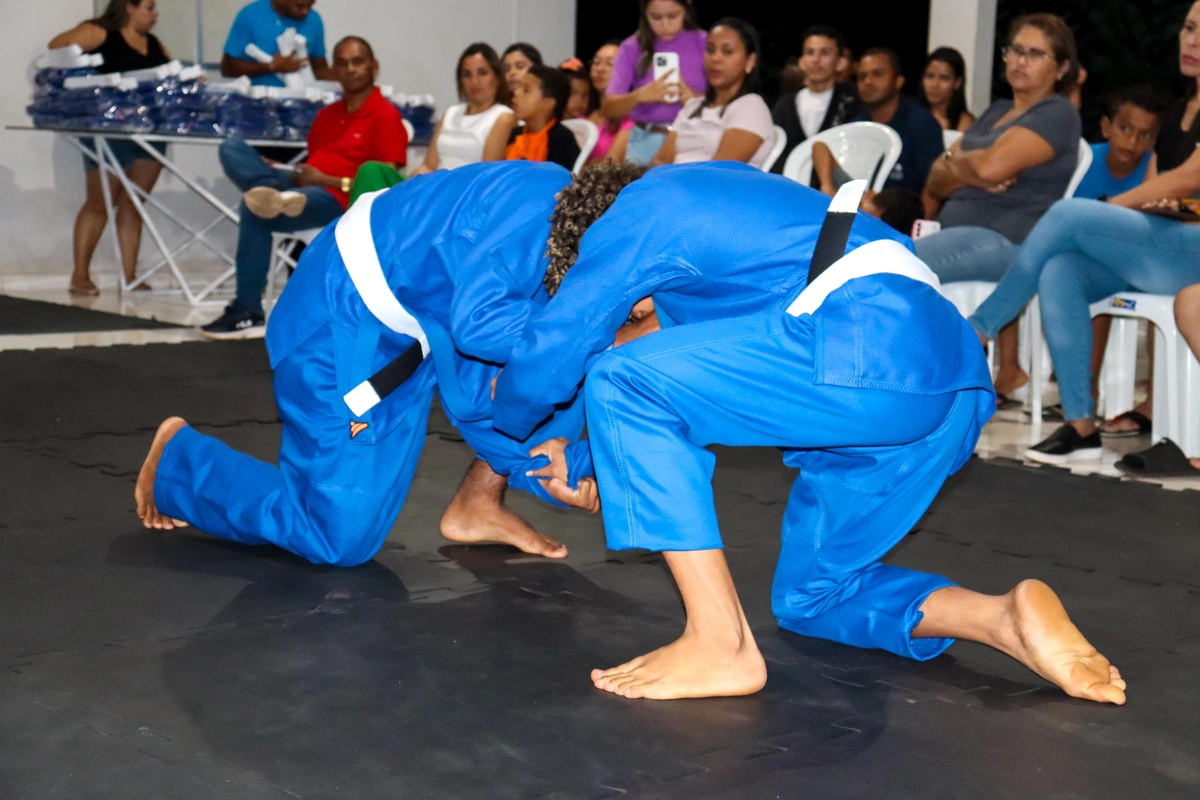 Prefeitura de Baixa Grande do Ribeiro entrega kimonos à alunos da rede municipal