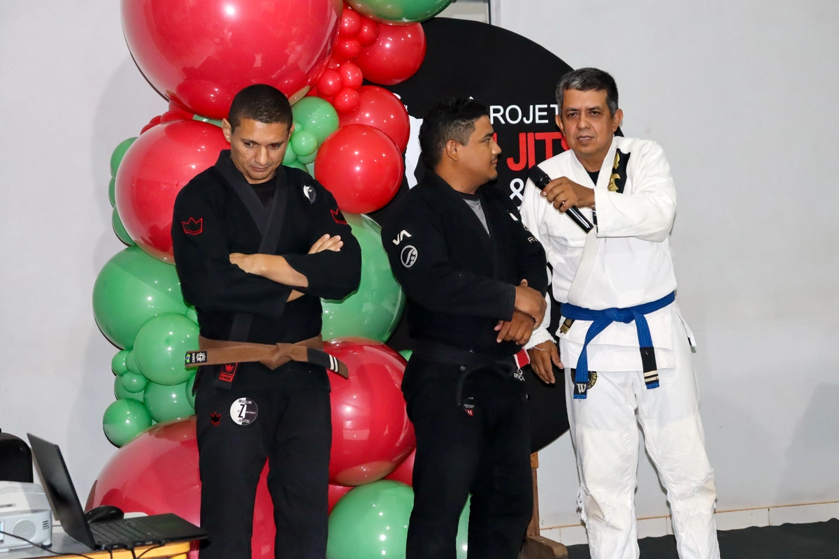 Prefeitura de Baixa Grande do Ribeiro entrega kimonos à alunos da rede municipal