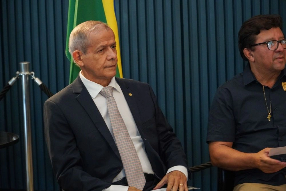 Rafael Fonteles recebe prêmio Darcy Ribeiro por contribuir na educação no Brasil