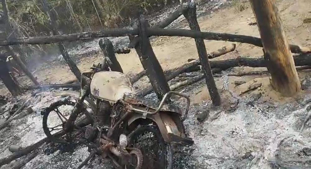 Além da casa, as chamas também queimaram móveis, documentos e uma motocicleta