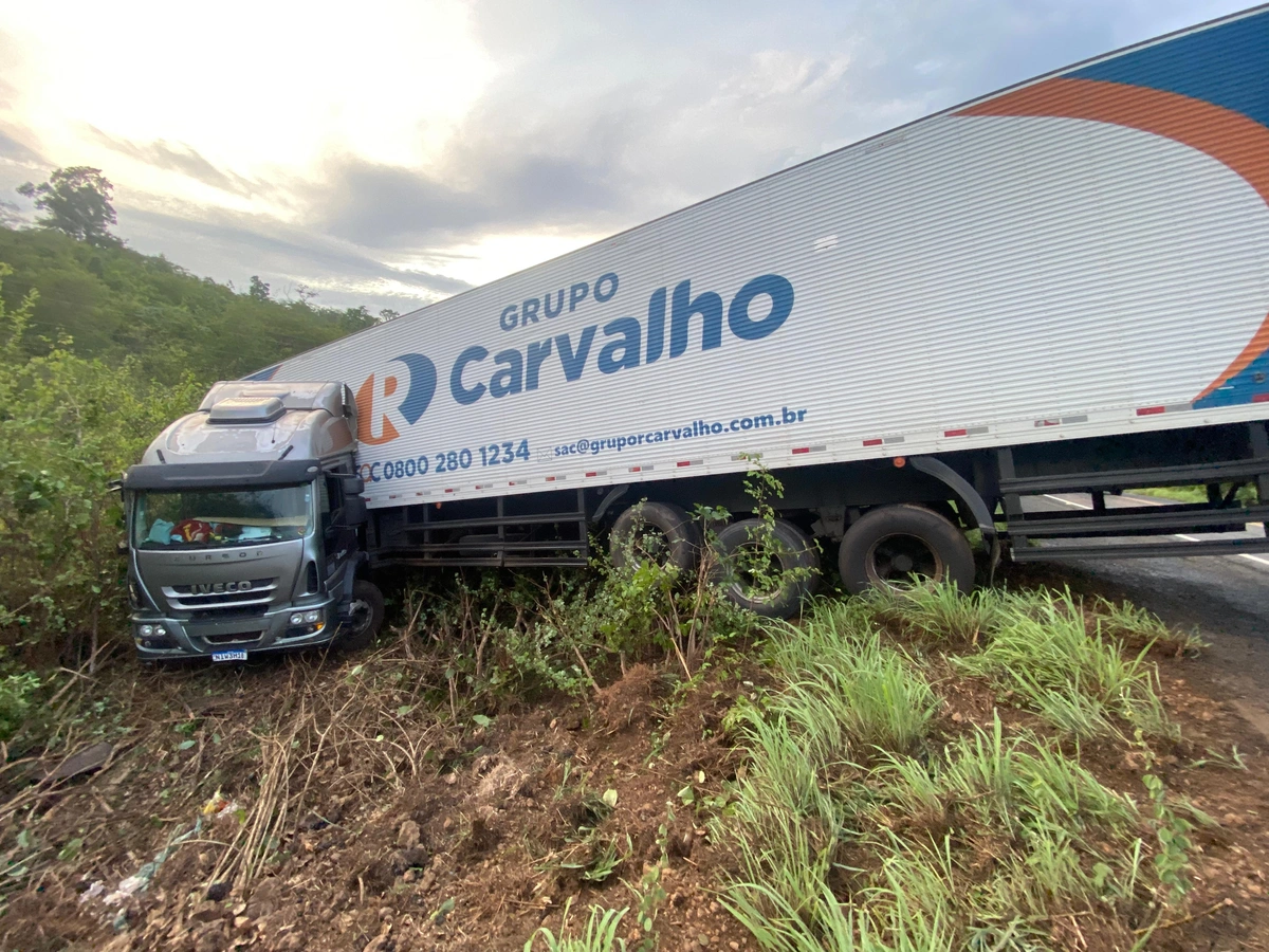 Caminhão do Grupo Carvalho tomba e sai da pista em Monsenhor Gil