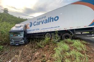 Caminhão do Grupo Carvalho tomba e sai da pista em Monsenhor Gil (Foto: Reprodução)