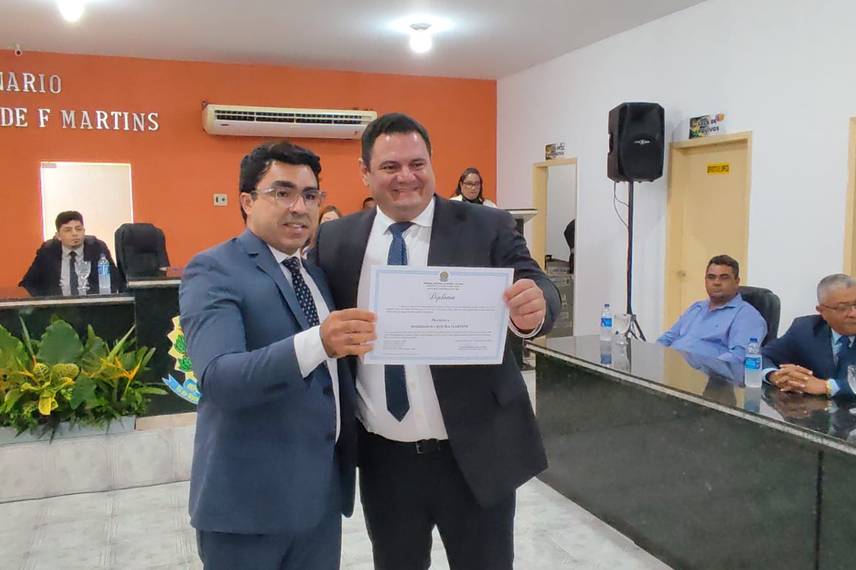 Eleitos de cinco municípios piauienses são diplomados em Manoel Emídio Eleitos de cinco municípios piauienses são diplomados em Manoel Emídio