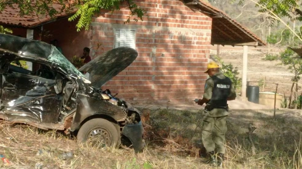 Homem morre esmagado em acidente envolvendo três veículos em município