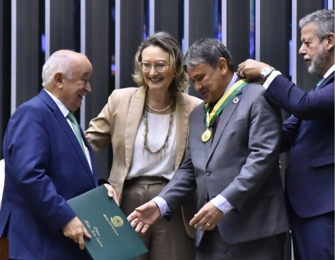 Júlio César homenageia Mão Santa e Wellington Dias com Medalha do Mérito Legislativo 2024