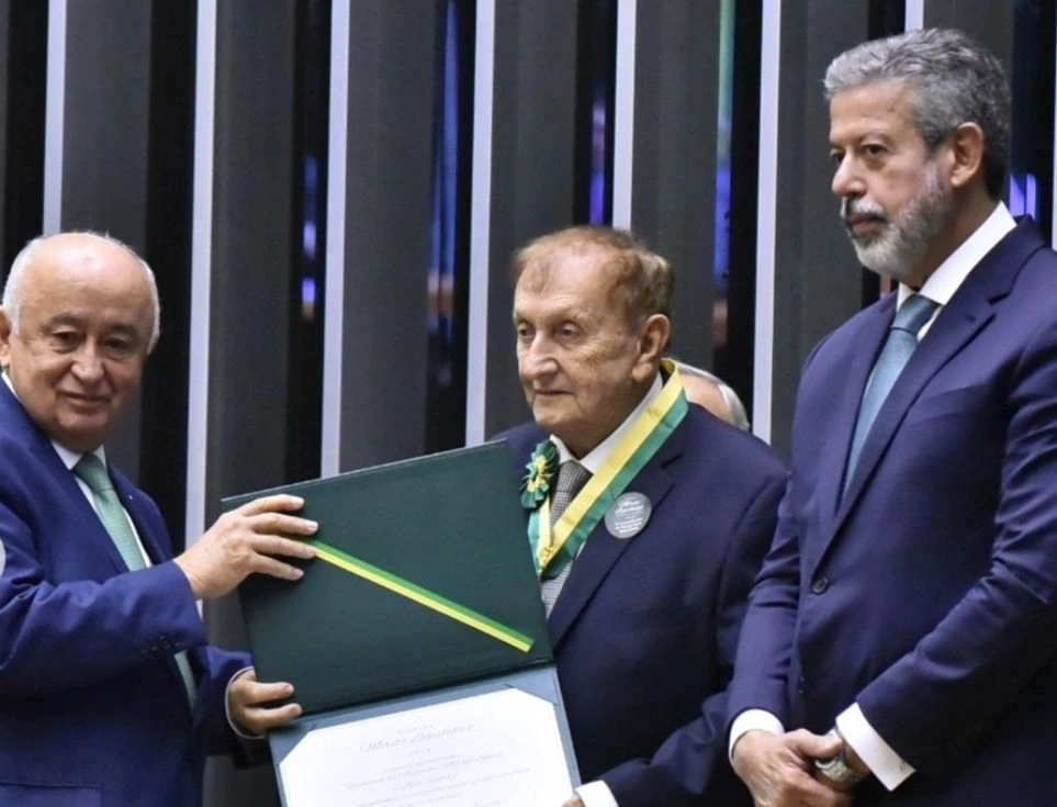 Júlio César homenageia Mão Santa e Wellington Dias com Medalha do Mérito Legislativo 2024