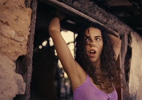 Marina Sena no clipe de 'Numa Ilha'
