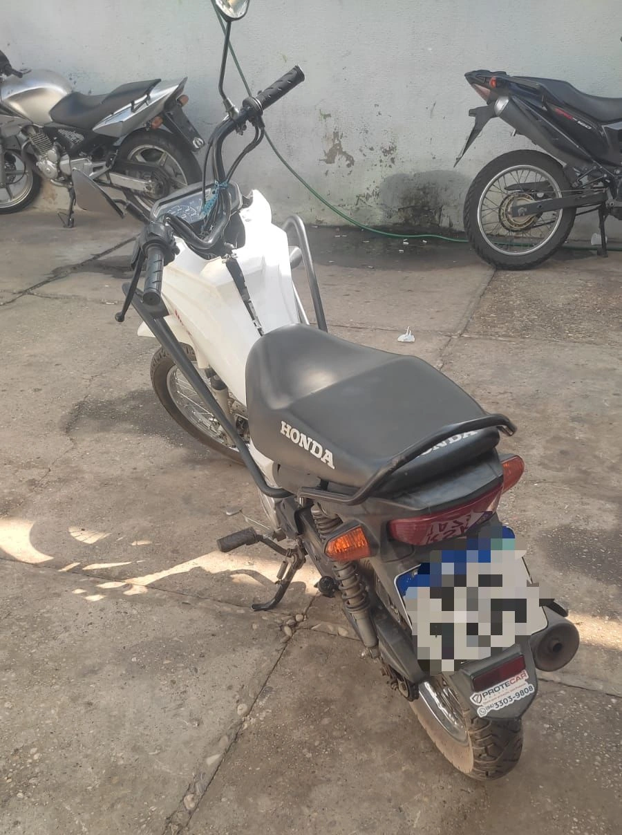 Moto roubada pelos criminosos e recuperada pela polícia