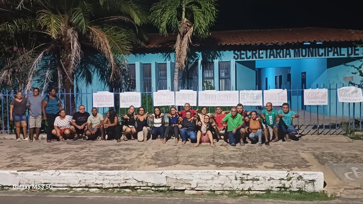Professores de Monsenhor Gil protestam por falta de pagamento do rateio do Fundeb