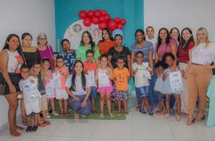 Projeto Carretinha da Saúde entrega óculos para crianças em Cristino Castro (Foto: Reprodução)