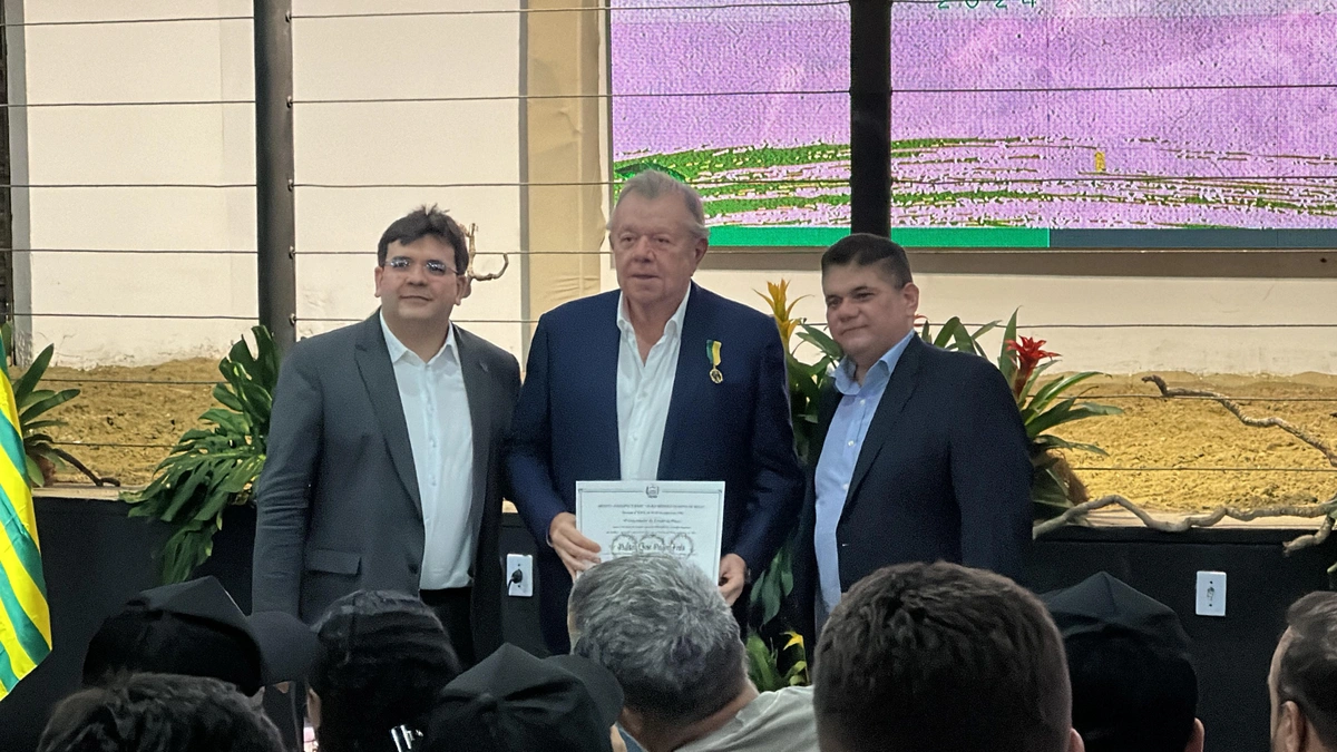 Rafael Fonteles homenageia grandes nomes do agronegócio piauiense durante Expoapi