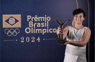 Sarah Menezes recebeu o prêmio de melhor treinadora individual no Prêmio Brasil Olímpico (Foto: Alexandre Loureiro/COB)