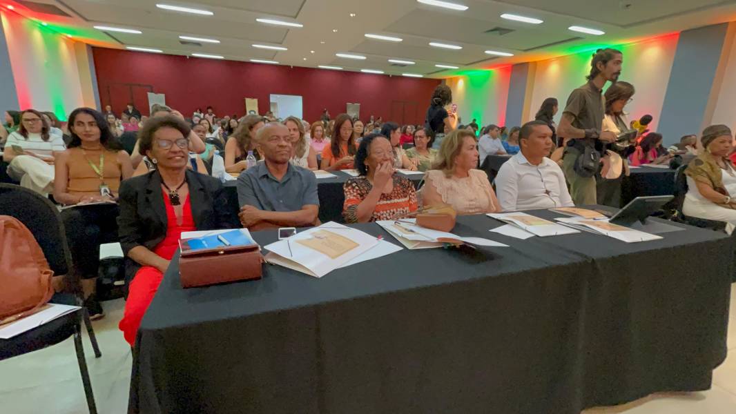 Secretário da Educação entrega Selo Escola Antirracista