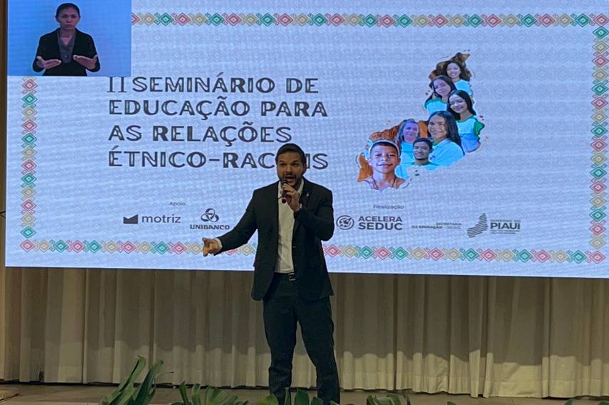 Secretário da Educação entrega Selo Escola Antirracista Secretário da Educação entrega Selo Escola Antirracista