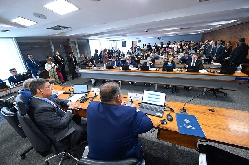 Senado aprova projeto de lei que regulamenta IA no Brasil; o que isso implica?