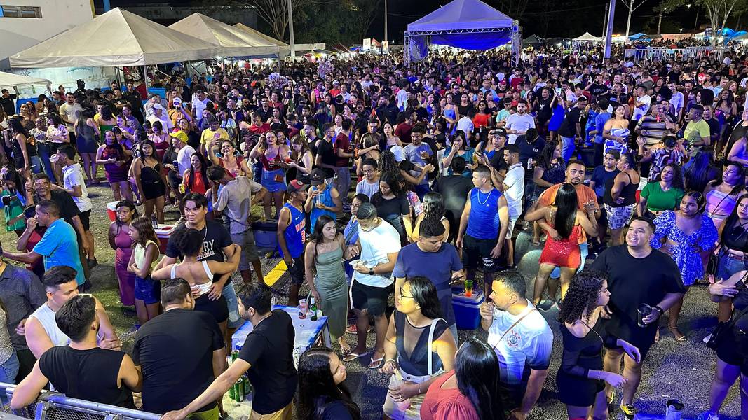Show da banda Seu Desejo arrasta multidão e marca os 61 anos de Demerval Lobão