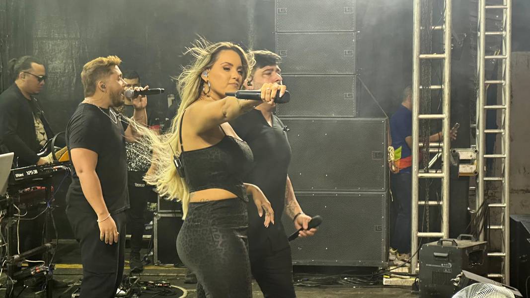 Show da banda Seu Desejo arrasta multidão e marca os 61 anos de Demerval Lobão