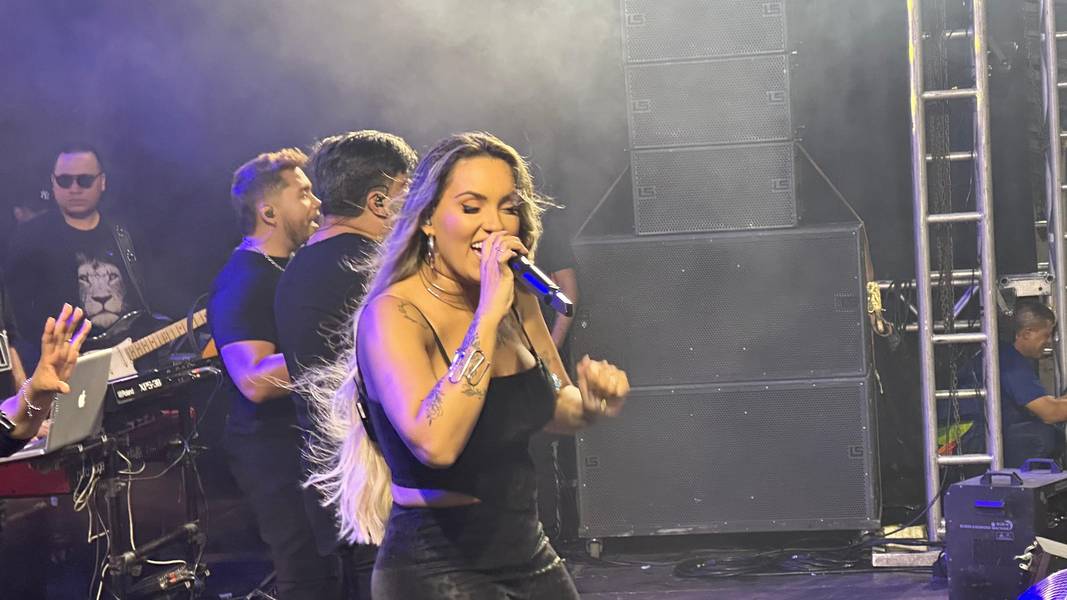 Show da banda Seu Desejo arrasta multidão e marca os 61 anos de Demerval Lobão
