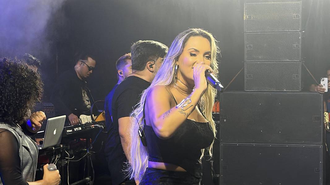 Show da banda Seu Desejo arrasta multidão e marca os 61 anos de Demerval Lobão
