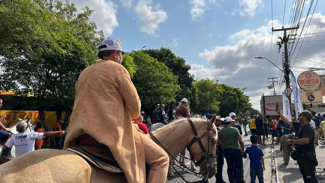 Tradicional cavalgada marca a abertura da 73ª edição da Expoapi em Teresina