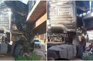 Carreta colide e fica presa em passarela na BR-316, zona Sul de Teresina (Foto: Reprodução)