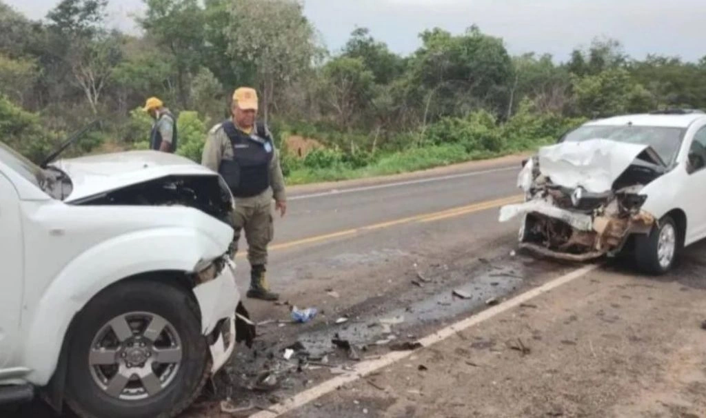 Colisão frontal deixa idosa morta e oito pessoas feridas entre Nazária e Teresina